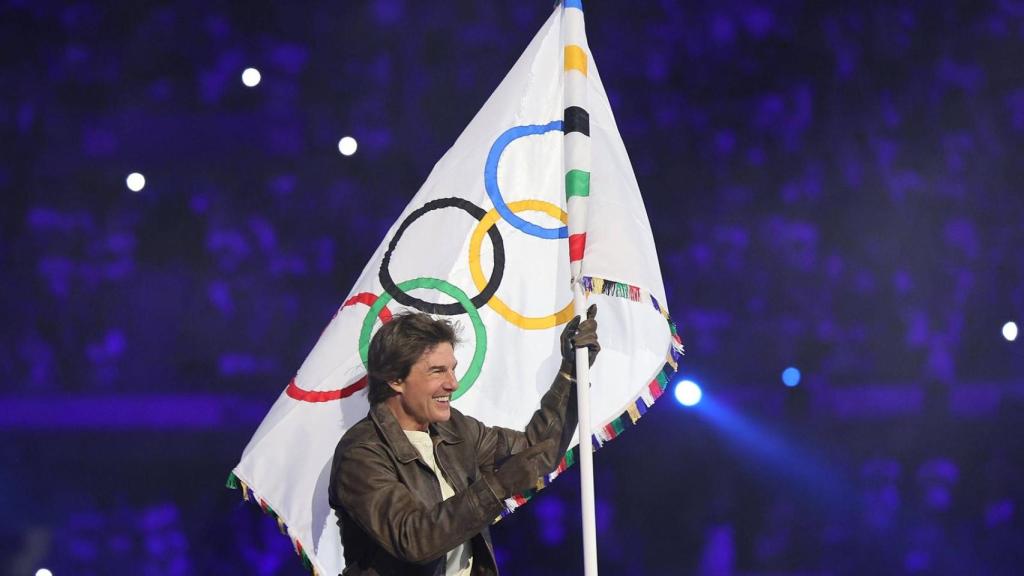 Tom Cruise con la bandera olímpica.