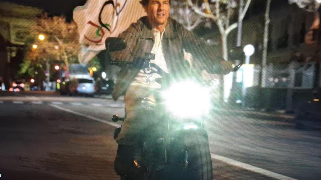 Tom Cruise en un rodaje previo por las calles de París con la moto eléctrica.