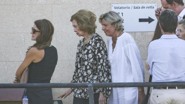 La reina Sofía en su llegada al tanatorio de Palma de Mallorca.