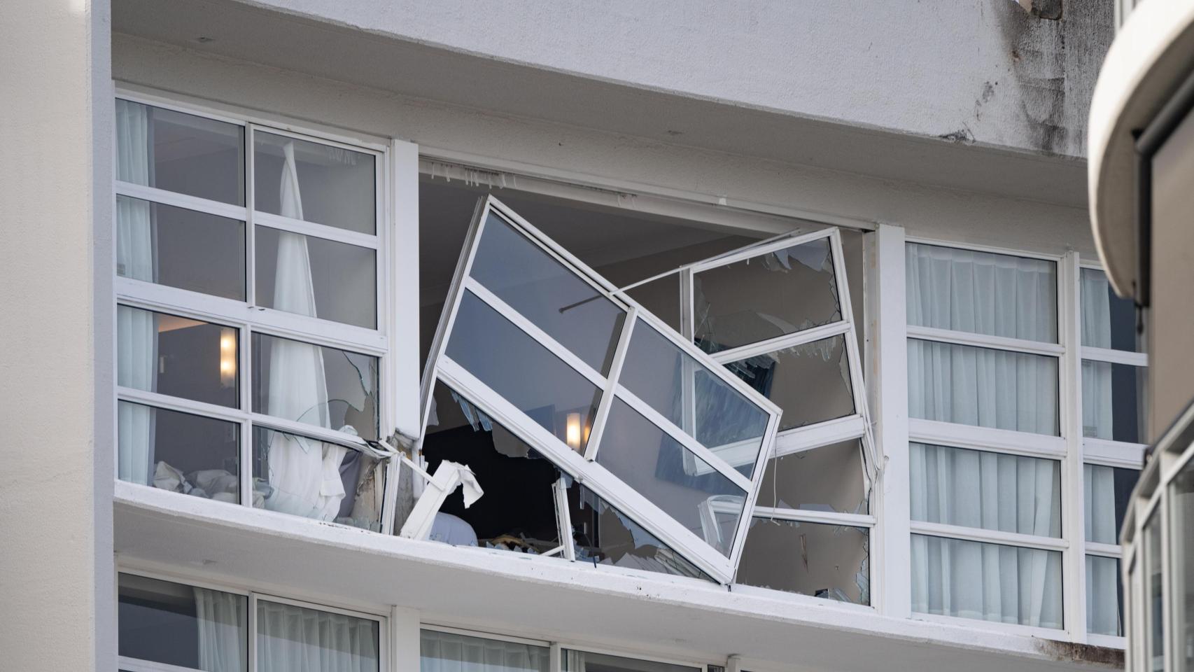 Una ventana dañada del hotel  en el que se estrelló el helicóptero.