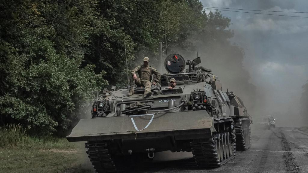 Un tanque ucraniano cerca de la frontera rusa este domingo.