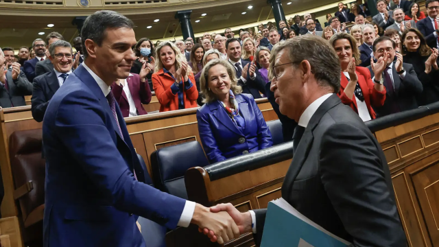 Alberto Núñez Feijóo saluda a Pedro Sánchez en el Congreso de los Diputados.