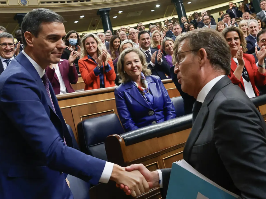 Alberto Núñez Feijóo saluda a Pedro Sánchez en el Congreso de los Diputados.