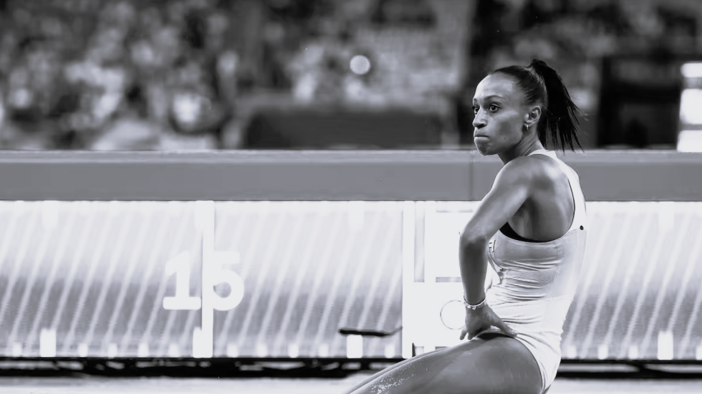 La deportista española Ana Peleteiro, tras haber perdido la medalla en la final de triple salto de los JJOO de París 2024.