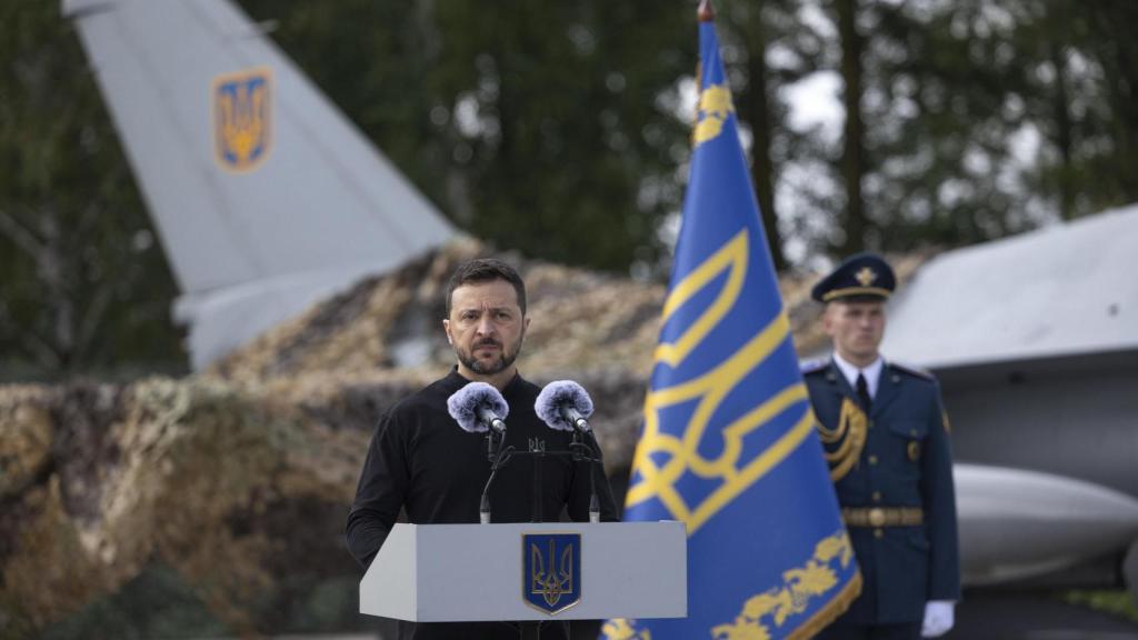 Volodímir Zelenski frente a un F16.