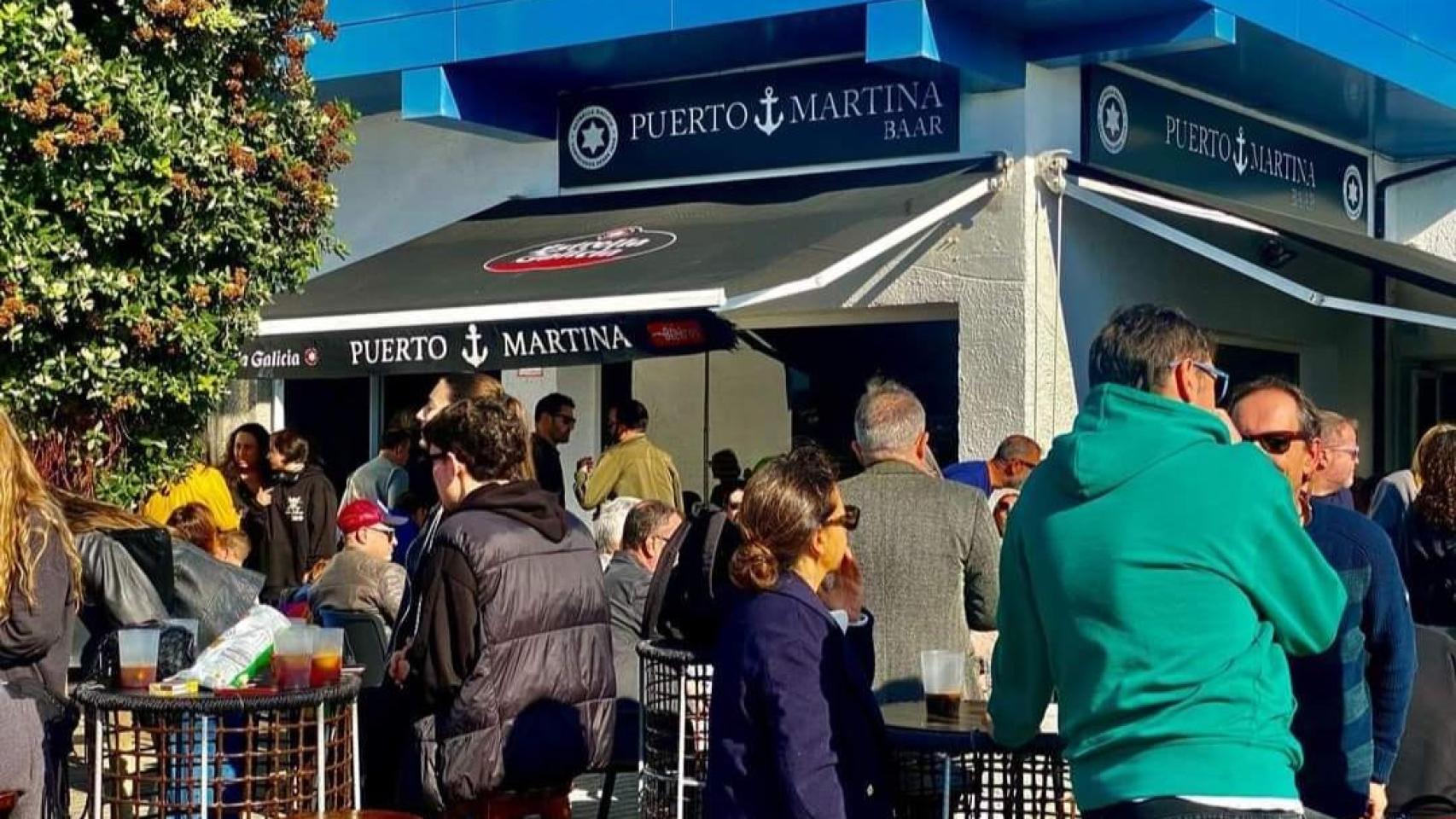 La terraza de Puerto Marina en verano