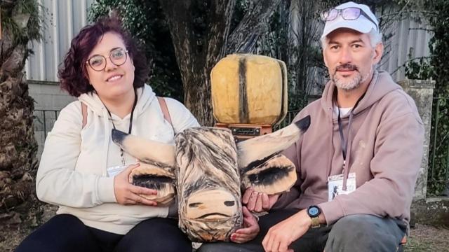 Ruth y José Manuel tras la primera demostración de talla de madera en directo en Ribeira.