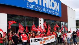 Protesta este lunes ante Decathlon, en Santiago.