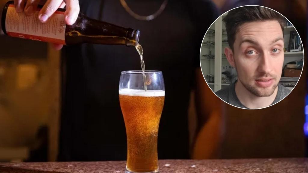 Una cerveza en un vaso y un influencer hablando sobre ella.