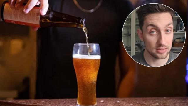 Una cerveza en un vaso y un influencer hablando sobre ella.