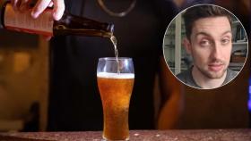 Una cerveza en un vaso y un influencer hablando sobre ella.