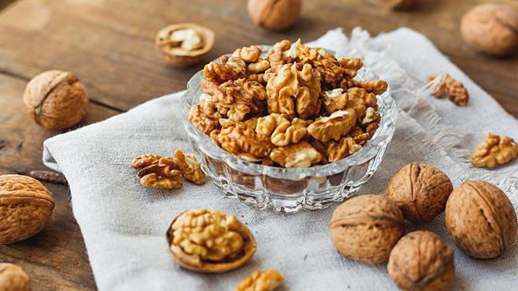 Un bol con nueces en la cocina.