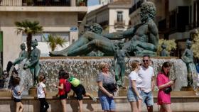 Imagen de archivo de un grupo de personas pasea por la céntrica plaza de la Virgen de Valencia