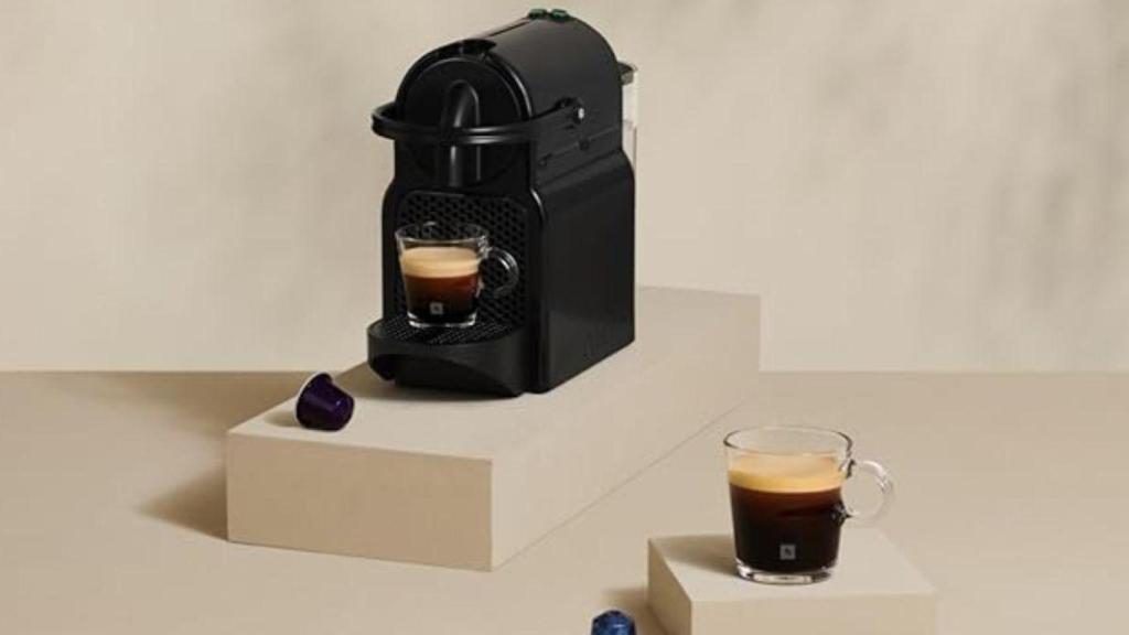 ¡Chollazo en Amazon!: la cafetera de cápsulas Nespresso más buscada ahora cuesta menos de 70€