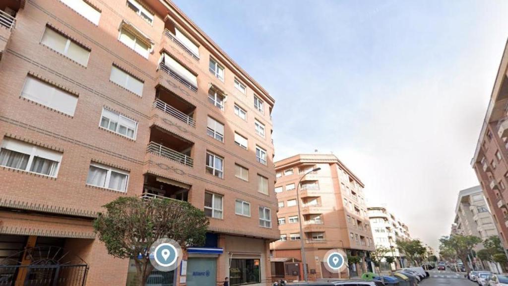 Imagen del edificio donde se sitúa el piso que la Seguridad Social subasta en Valencia. Google Maps