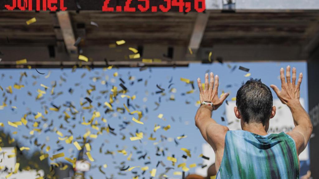 Kilian Jornet celebra su victoria y récord en la Sierre-Zinal