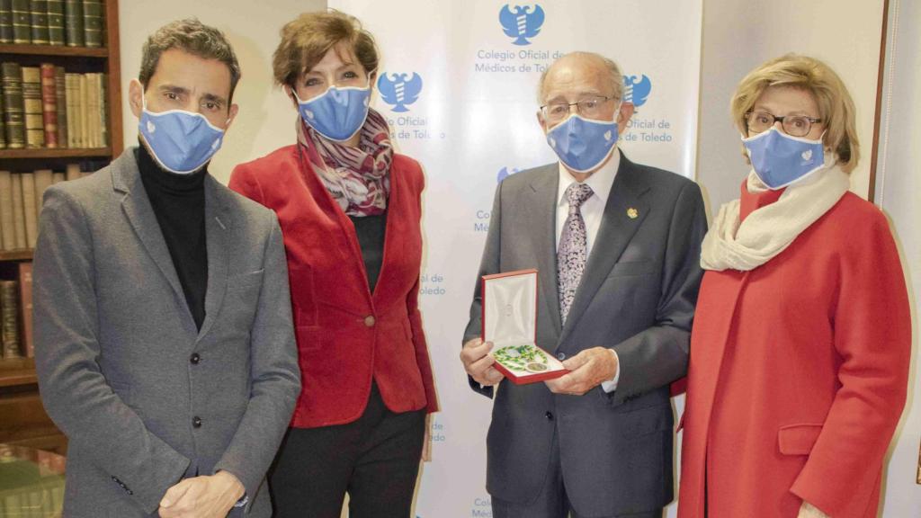 Atanasio Ballestero recibió la medalla conmemorativa de la Fundación para la Protección Social de la OMC.