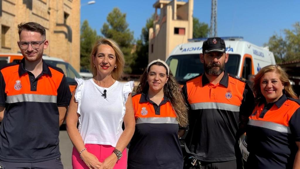 Inés Cañizares con los voluntarios de Protección Civil.