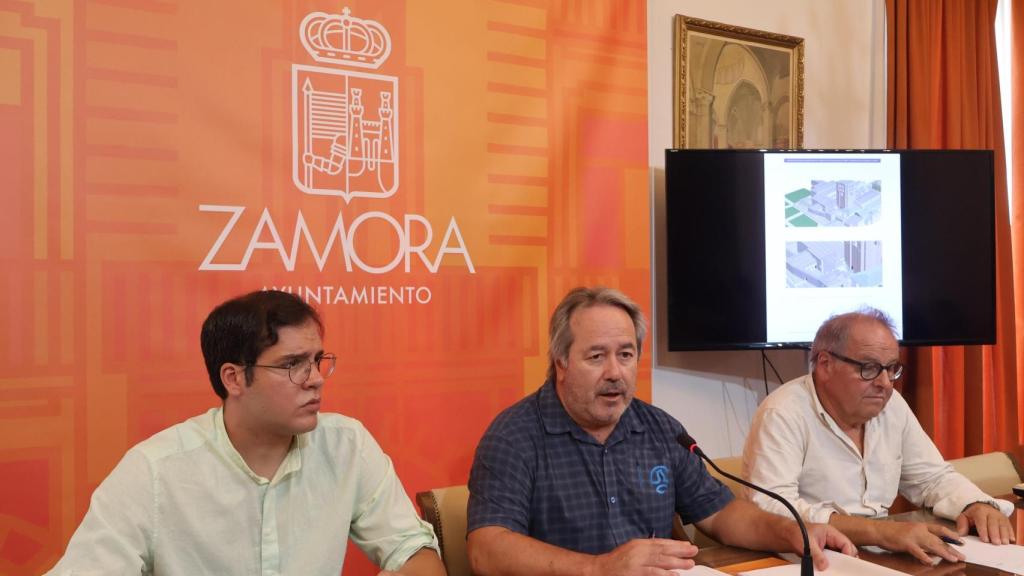 Francisco Guarido, alcalde de Zamora junto con los concejales Pablo Novo y Christoph Strieder tras la Junta de Gobierno Local