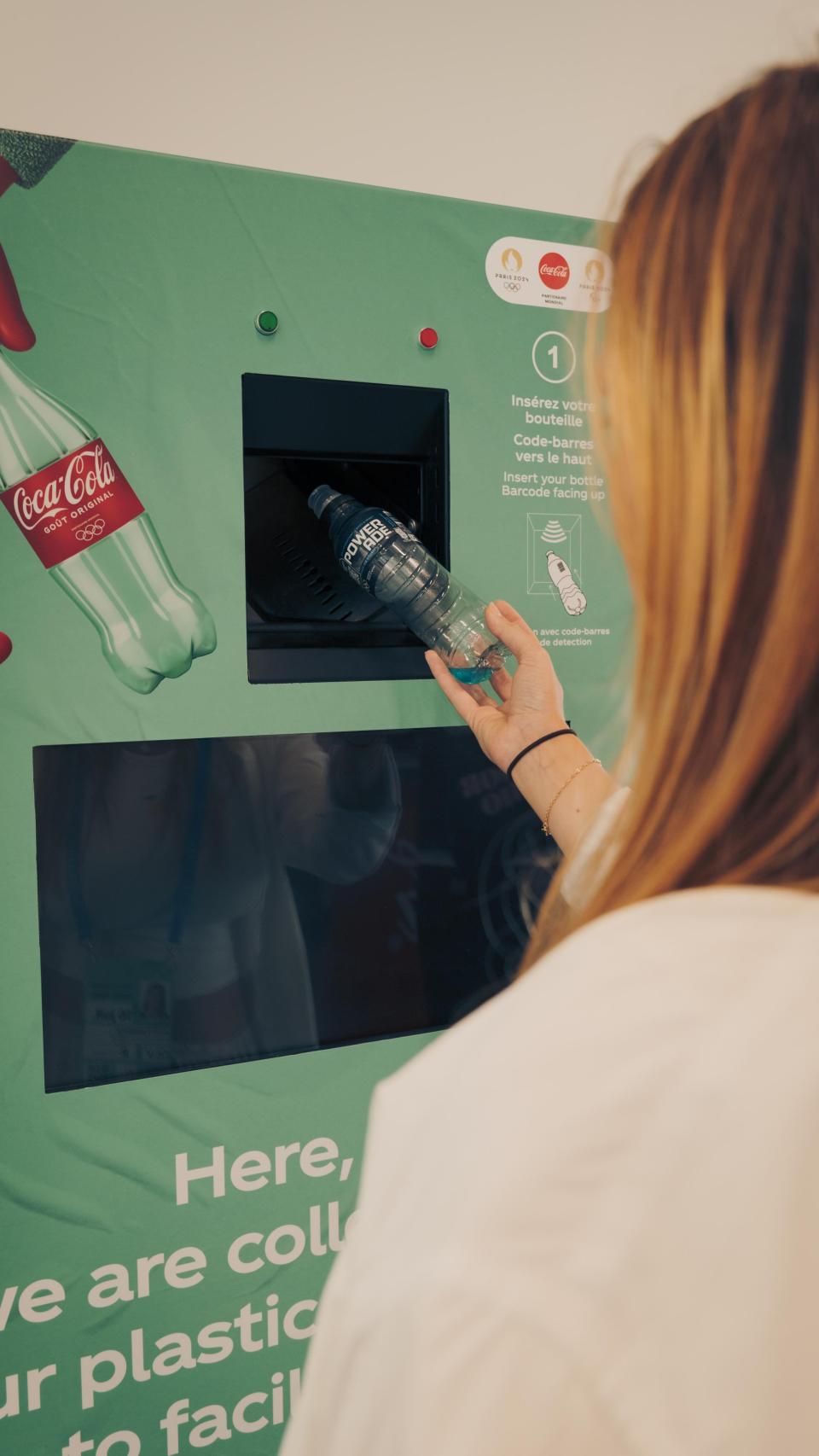 Coca-Cola instaló una serie de máquinas de retorno para recuperar envases de plástico