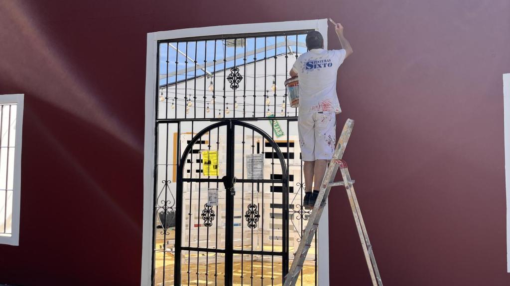 Gabriel pintando la fachada de la caseta La Tajá