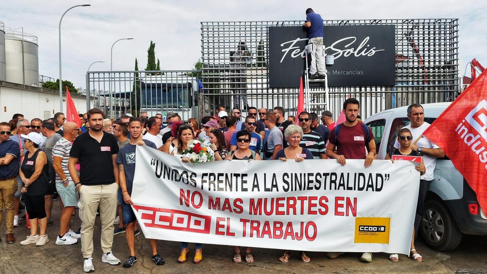 Familiares y amigos de Francisco a las puertas de la bodega de Félix Soliss en Valdepeñas.