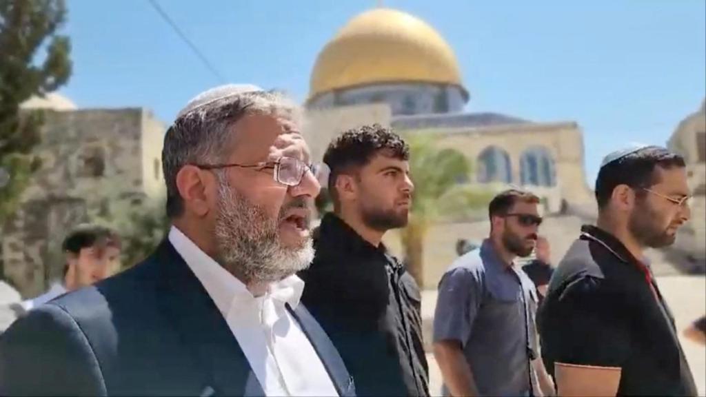 El ministro de Seguridad Nacional israelí, Itamar Ben-Gvir, visita el complejo de Al-Aqsa, también conocido por los judíos como el Monte del Templo , en la Ciudad Vieja de Jerusalén.