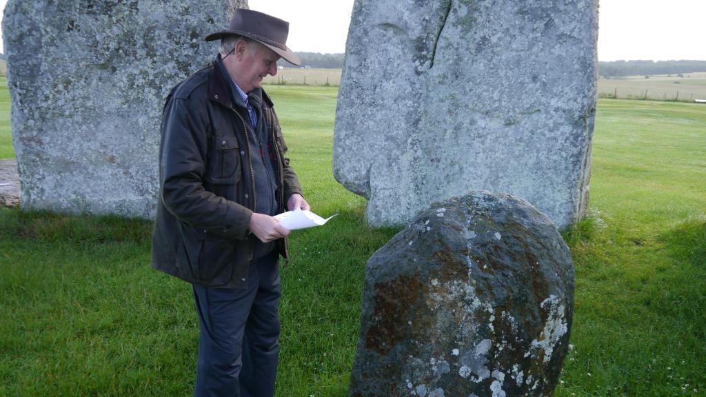 Profesor Richar Bevins junto a una de las piedras azules de Stonehenge.