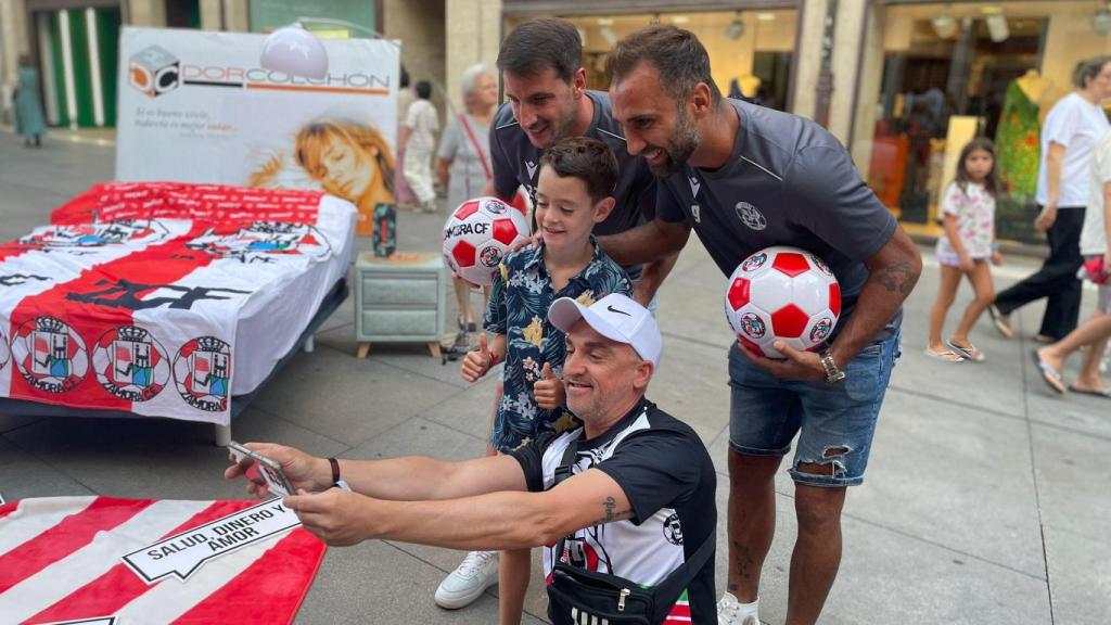 Jugadores del Zamora CF haciéndose fotos con los aficionados