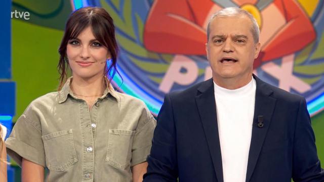 Cristinini y Ramón García, momentos antes del inicio de la prueba 'Fiesta de pijamas' en 'El Grand Prix' este lunes.