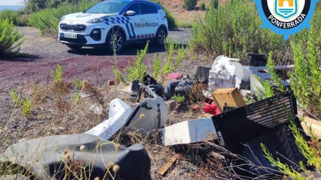 Imagen de los residuos que el presunto autor había depositado en un paraje natural de Ponferrada