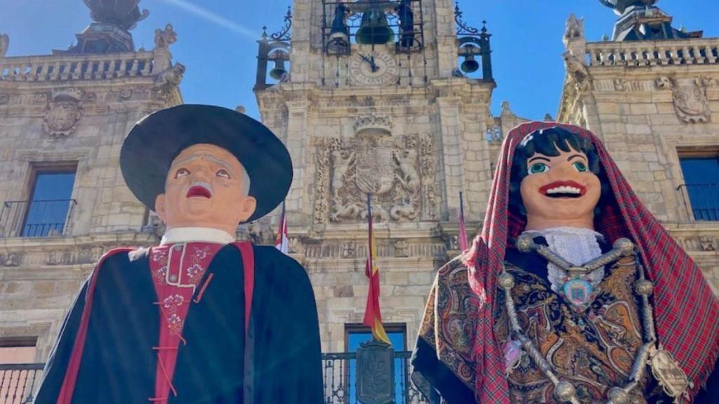 Los gigantes y cabezudos se preparan para las fiestas de Astorga