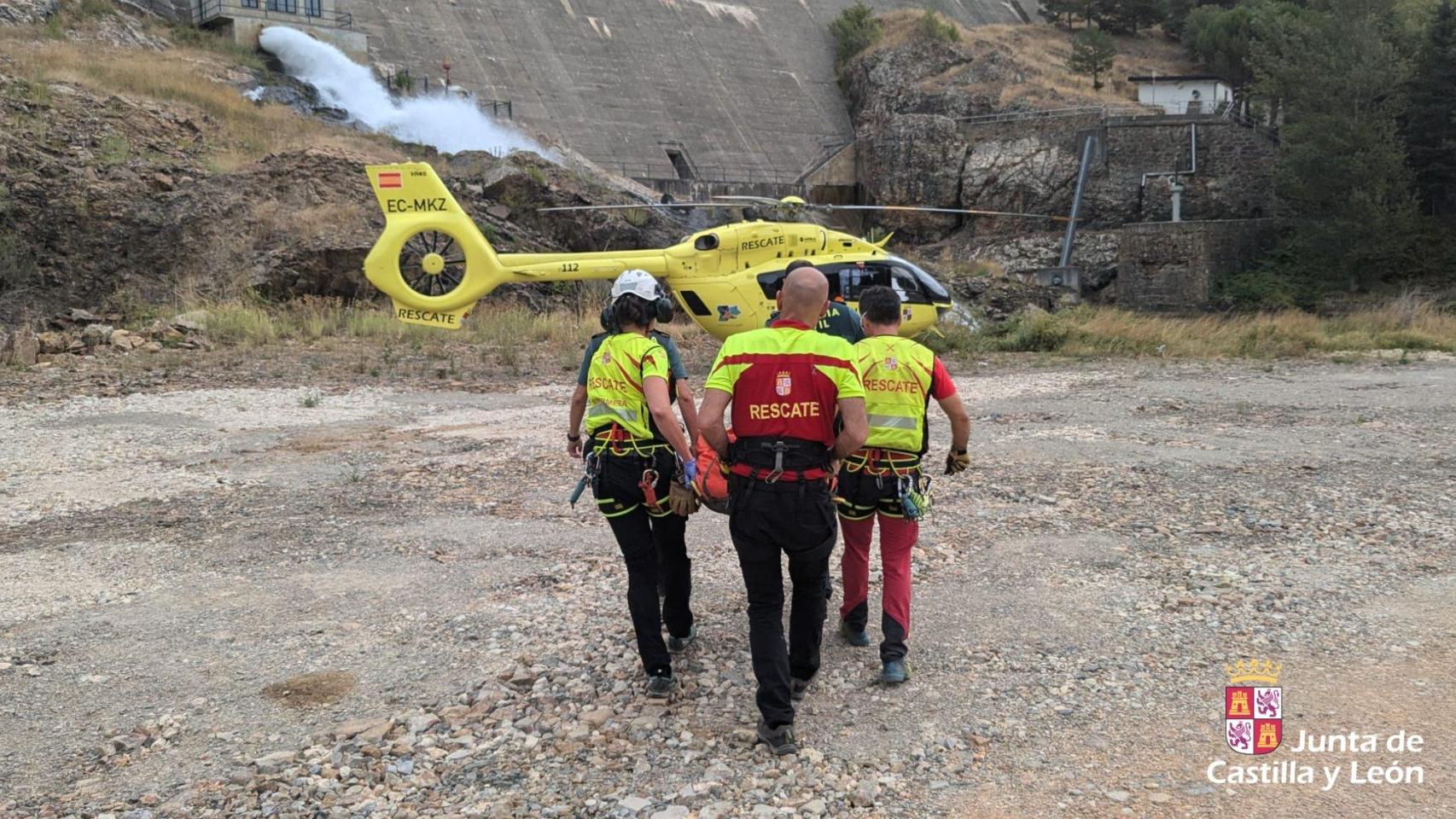 Rescate de un ciclista en la presa de la Requejada