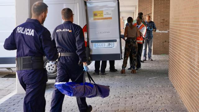 La Policía Judicial en el edificio donde fue hallado el cadáver de la mujer en la calle Sisón