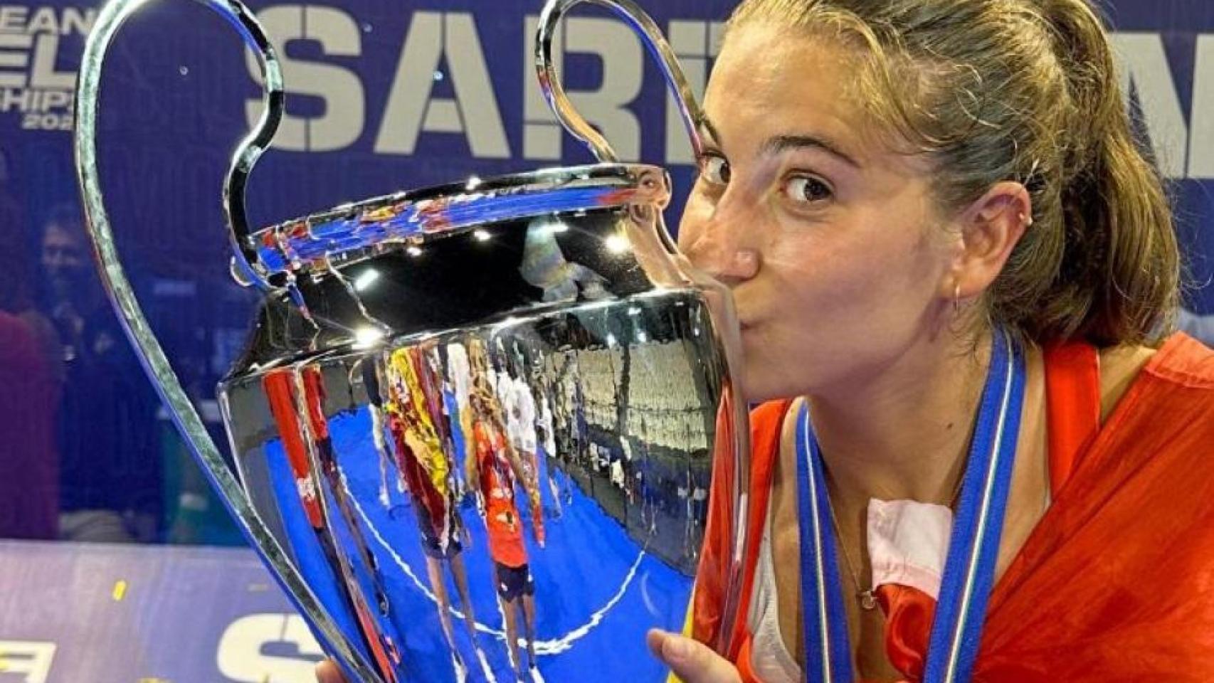 Alejandra Alonso besa la copa de campeonas de Europa