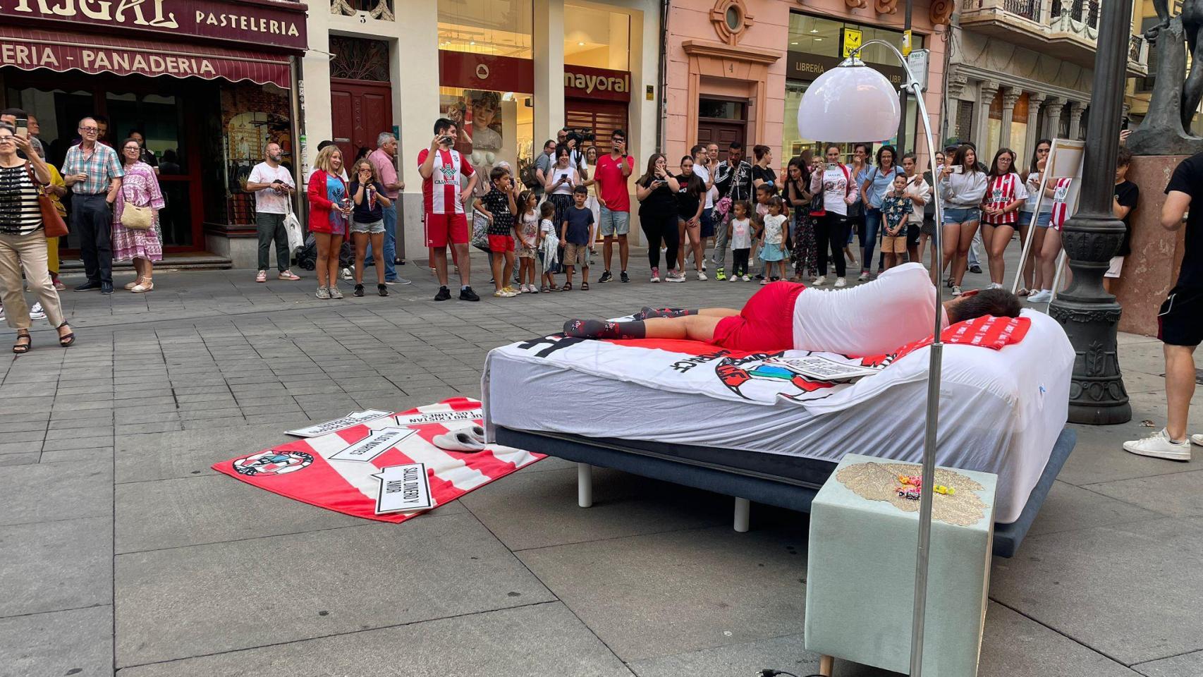 Una cama en medio de la plaza Sagasta y un misterioso durmiente mantienen viva la llama del ascenso del Zamora CF