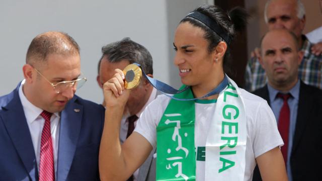 Imane Khelif es recibida a lo grande en Argelia tras su oro en los Juegos de París