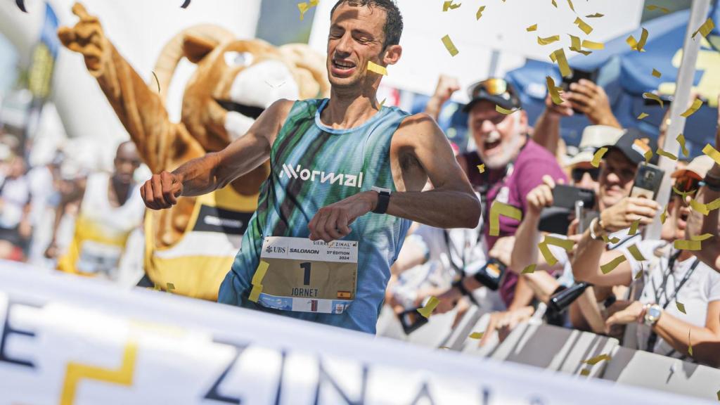 Kilian Jornet llegando a meta para celebrar la victoria y récord en Sierre-Zinal