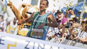 Kilian Jornet llegando a meta para celebrar la victoria y récord en Sierre-Zinal