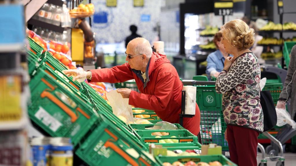 Clientes de un supermercado de Toledo hacen la compra.