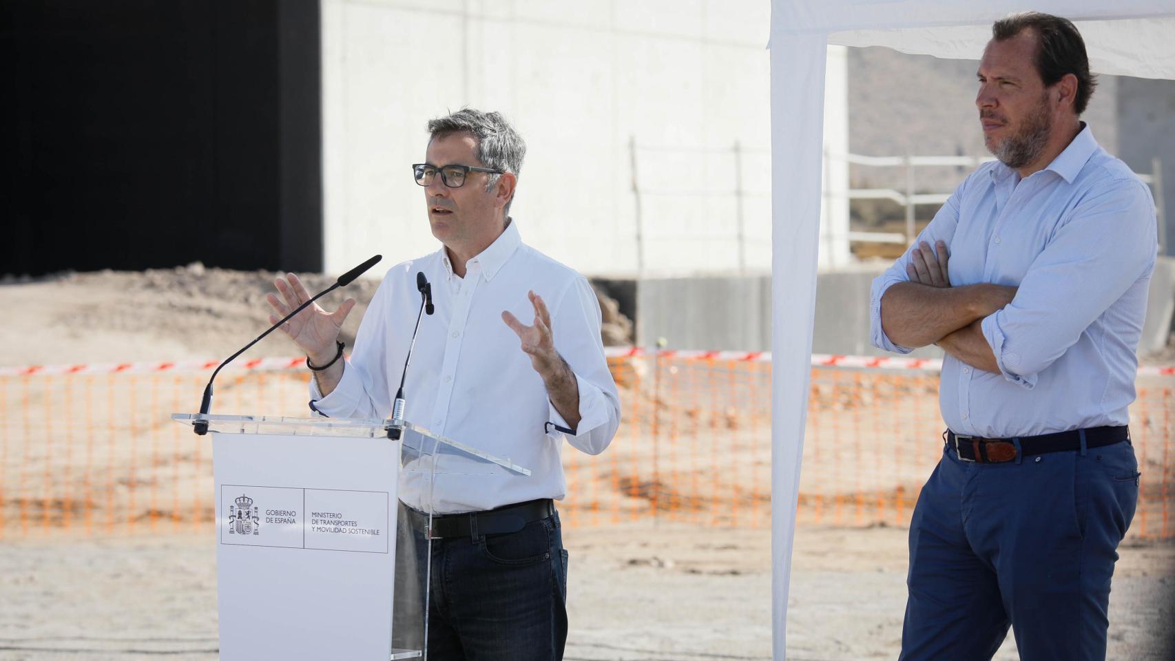 El ministro de la Presidencia, Justicia y Relaciones con las Cortes, Félix Bolaños, junto al ministro de Transportes, Óscar Puente, este martes.