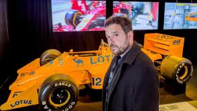 Iban Lozano, CEO de Scott & Irwin, posa junto a uno de los coches de la exposición de la Fórmula 1.