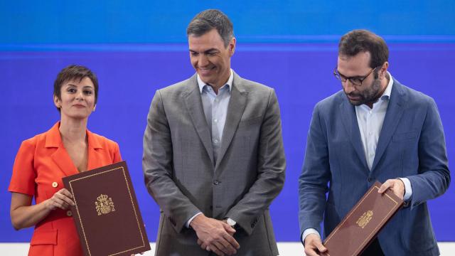 (I-D) La ministra de Vivienda y Agenda Urbana, Isabel Rodríguez; el presidente del Gobierno, Pedro Sánchez, y el ministro de Economía, Comercio y Empresas, Carlos Cuerpo, durante el acto de suscripción de convenios entre el Ministerio de Vivienda y Agenda Urbana, el Ministerio de Economía, Comercio y Empresa y el Instituto de Crédito Oficial (ICO)