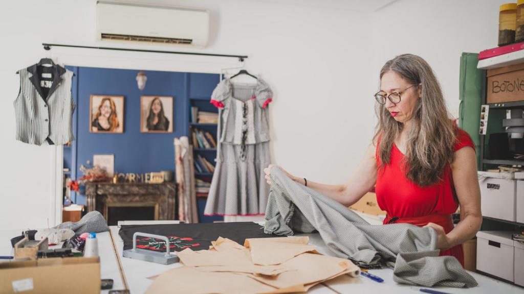 Arancha Rodrigálvarez confeccionando un traje en el taller Carmen 17.