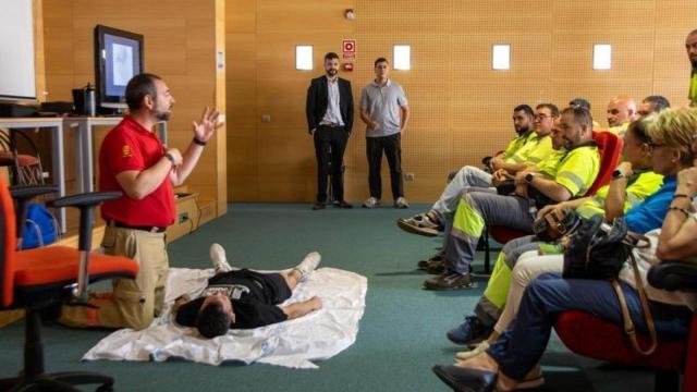 Jesus Santos observa como los trabajadores de Esmasa (Alcorcón) se forman para asistir a los vecinos de la localidad frente a golpes de calor