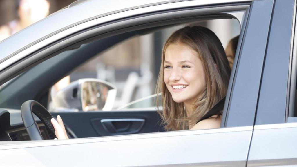 Leonor, conduciendo su propio coche en público por primera vez.