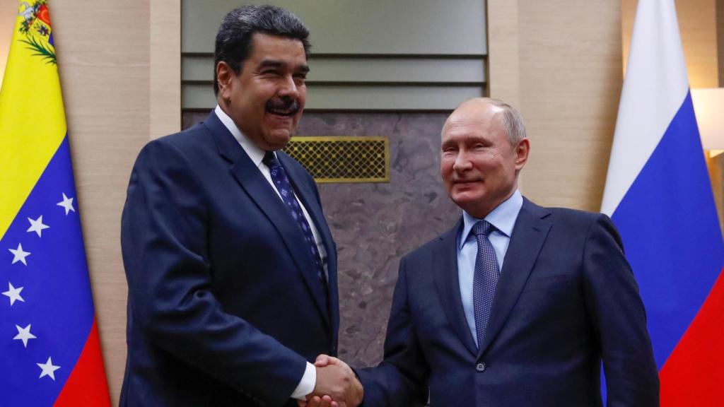 El presidente de Venezuela, Nicolás Maduro, le sonríe y saluda a su homólogo en Rusia, Vladímir Putin.