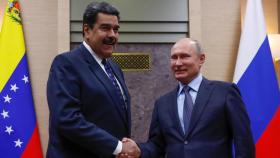 El presidente de Venezuela, Nicolás Maduro, le sonríe y saluda a su homólogo en Rusia, Vladímir Putin.