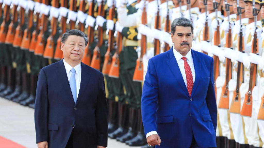 El jefe de Estado chino, Xi Jinping, camina al lado del presidente de Venezuela, Nicolás Maduro.