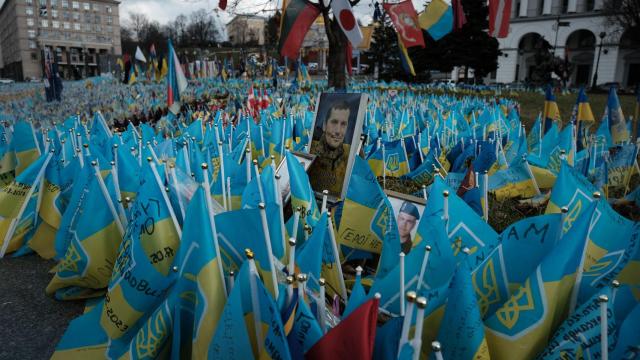 Decenas de miles de banderas, de diferentes nacionalidades por los combatientes extranjeros, recuerdan en la plaza de Maidan (Kiev) a los caídos en la guerra de Ucrania.